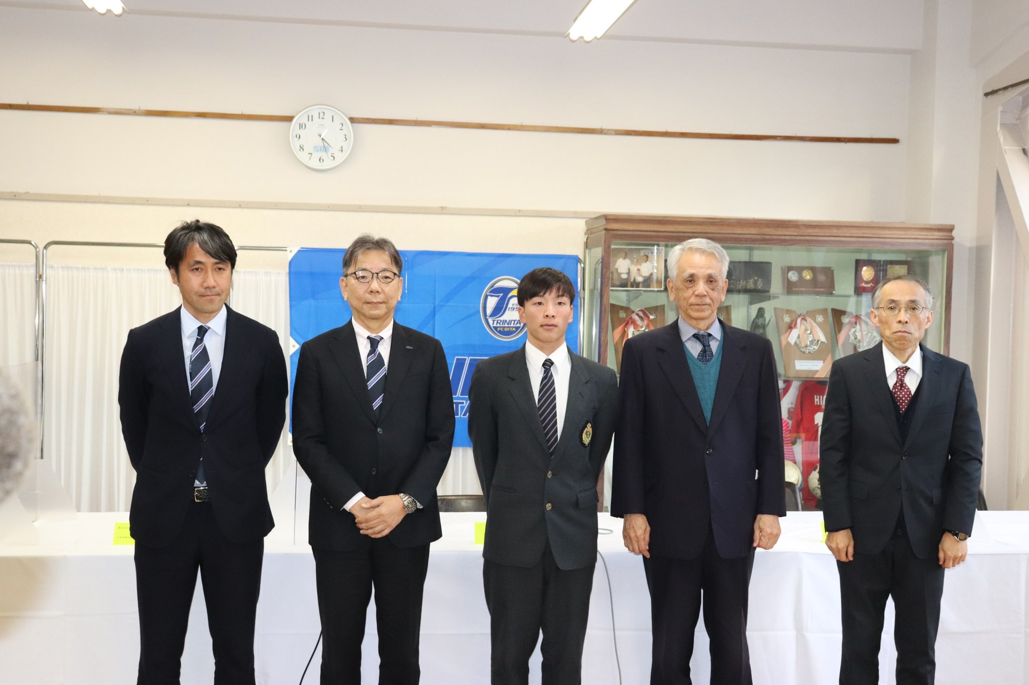 大分トリニータ Oita Trinita 大分東明高校 在学で今シーズンからトップチームに昇格が決まった 大分トリニータu18 所属の 屋敷優成 選手が１月11日学校で 校長先生他関係者出席の中 昇格記者会見を行いました プロ1年目は関係なく勝利に