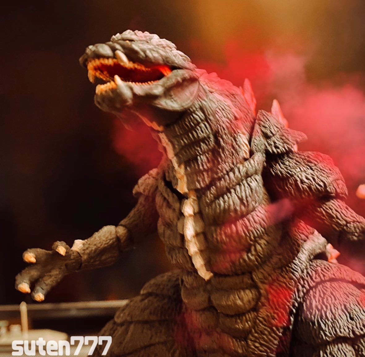 suten777's tweet photo. 今日は風が強くて寒すぎ😱
なので部屋でまったりします🚧

#Godzilla_sp #godzillaultima https://t.co/owSsgAqw6V