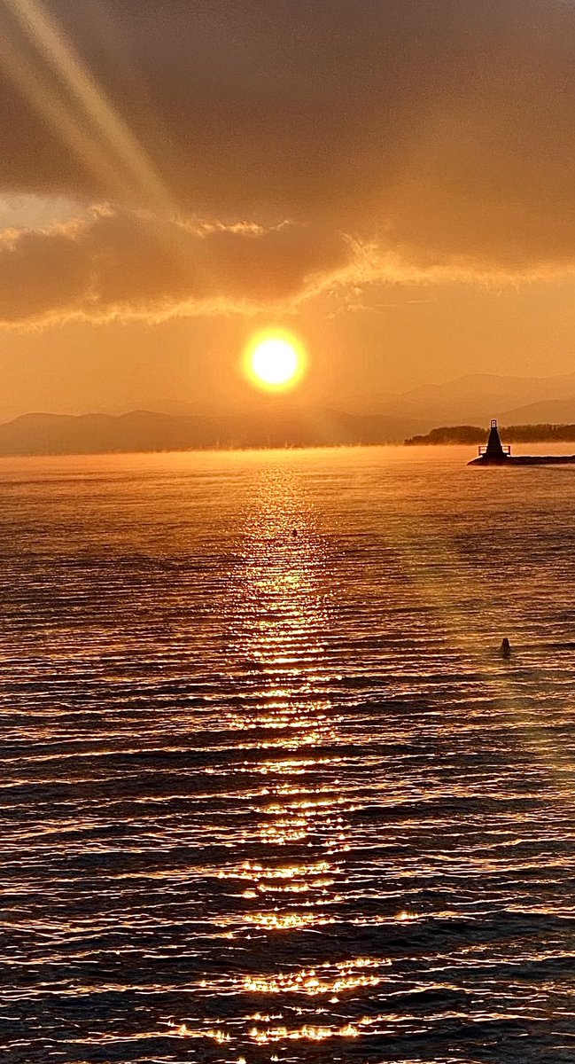 DavidBeckettVT's tweet photo. Open the photo please to see the whole image. #vtsunset #btv #vt https://t.co/xuv3VYDRAq