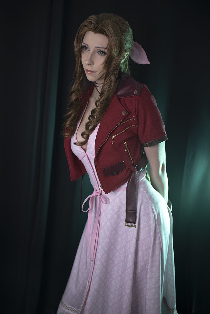LadyxZero's tweet photo. Aerith does not need a chair to beat you up. :> 
#FF7R https://t.co/mvp7YsWgSJ