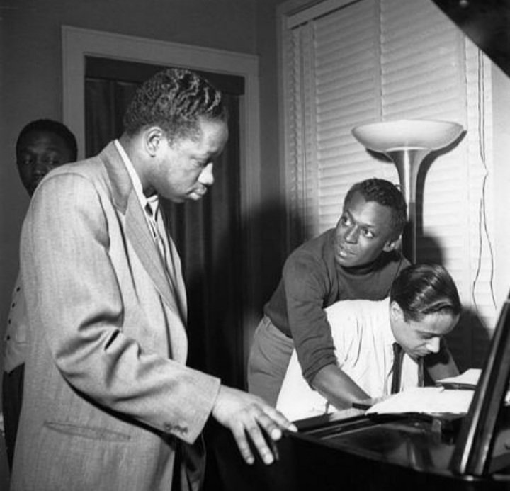 LuisMon88441621's tweet photo. Clifford Brown, Art Blakey (standing in the back) Miles Davis and Horace Silver at "The Miles Davis Quartet" session, March 1954.

📸 Francis Wolff https://t.co/JgU98sm6tj