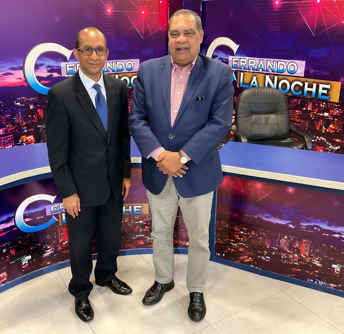 JCSanchezR3's tweet photo. Dirigente de FP y ex Diputado @Orlando2020SC, explica por qué el Código Penal ha sido difícil de aprobar por tres gobiernos diferentes.
Te esperamos a las 11pm en Cerrando la Noche por Carivision Canal 26Claro/Tricom 22Aster, y 46 Telenord. @FPcomunica @notiyovanny #JuniorE https://t.co/vAhmuFFuvo
