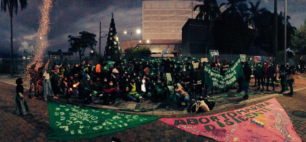 TrenzaFeminismo's tweet photo. Estuvimos hoy en @AsambleaEcuador pendientes  de #AbortoPorViolacion . 
@JusticiaAN 
Hasta que tengamos una verdadera #LeyJustaYReparadora https://t.co/oXhlJOJoYH