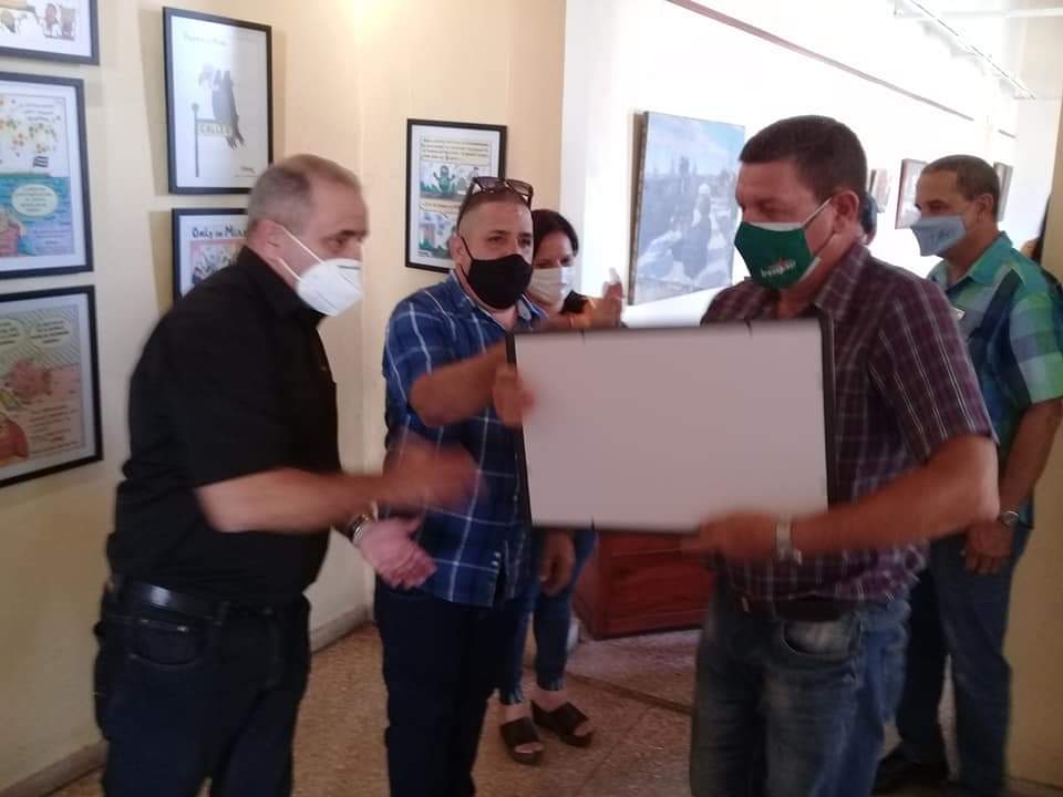 Hoy se reconoció en #PinardelRío a artistas y trabajadores de la cultura por los donativos que realizaron a diferentes instituciones de la salud del territorio, durante el año 2021, en medio de la etapa más dura de la #COVID19.
#CubaPorLaSalud #CubaVive