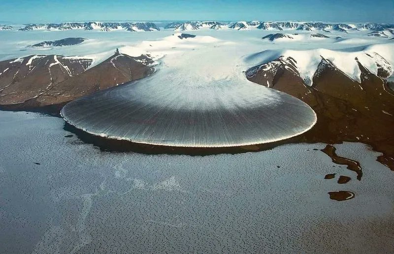SETIInstituto's tweet image. Glaciar Elephant Foot en Groenlandia, en península de Kronprins Christian Land. Presión del hielo de un billón de toneladas atravesó montaña y se derramó en mar en lóbulo casi simétrico en forma de abanico. Crédito: Desconocido (buff.ly/3JDl7mI) buff.ly/3r6XI4Q