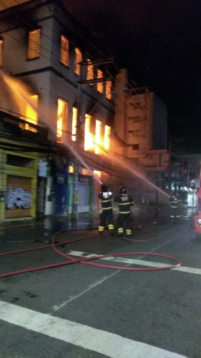 cbmba193's tweet photo. Já estamos com bombeiros combatendo o incêndio que atinge um prédio em Nazaré, em Salvador. Não há registro de vítimas. Outras viaturas estão se deslocando para o local. Ocorrência em andamento https://t.co/4fuEP9Elcz