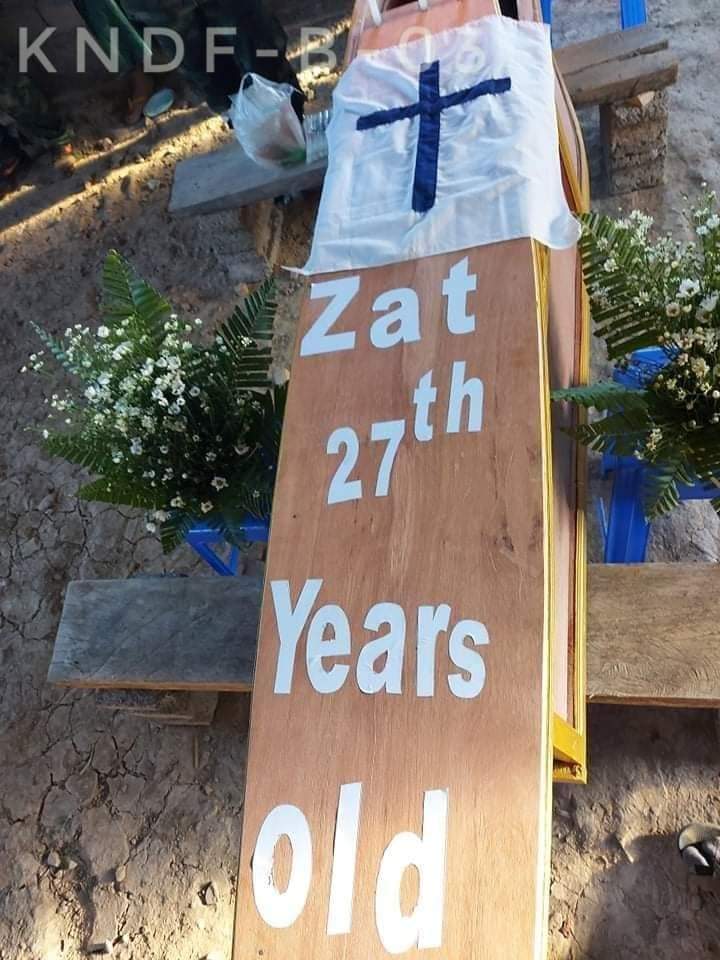 miN13700's tweet photo. KNDF / B-03 PEKHON ZONE yesterday released funeral scenes of 27-year-old (KNDF) B-03 comrade Maung Yar Zar (b) Maung Moe Zat, who was killed in an accidental landmine explosion while on a mission at 7:30 pm on Jan 9.

RIP 🥀
#2022Jan12Coup
#WhatsHappeningInMyanmar https://t.co/421KxyI3NX
