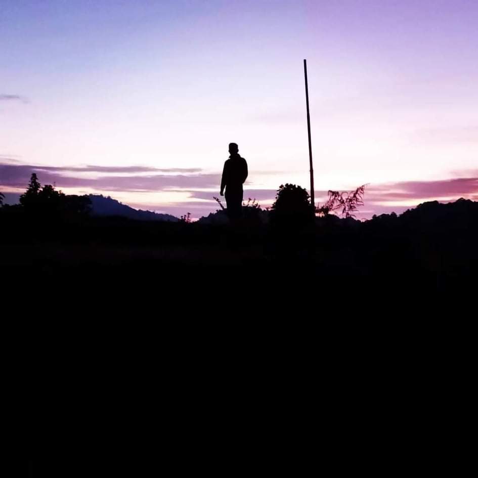 ओई घाम...
तिमि उदाउनु अघि 
मै टेकेको हुँ मेरो पहाड माथी
गरेको हु स्पर्श
जोगाएर शितका थोपाहरु !!