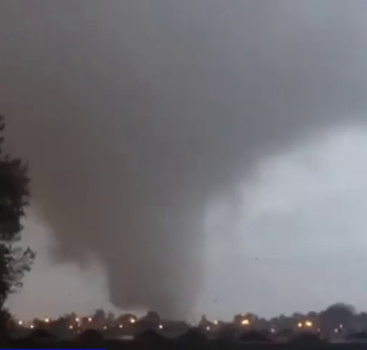 WxLittlerock's tweet photo. May 31st, 2019: An extremely rare tornado seen wreaking havoc in the town of Talcahuano, Chile.  This was apart of the 2019 Chilean tornado outbreak that spawned 7 tornadoes, one fatality was reported during this event.  #wxhistory #Tornado #wxtwitter #Chile https://t.co/qFnn3jooJ2