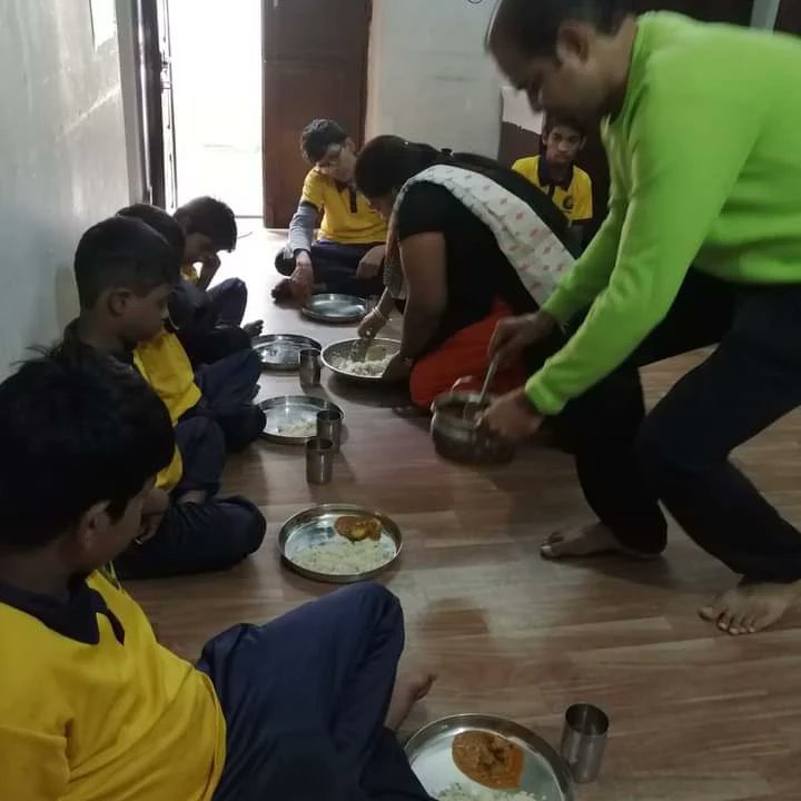 GanamasF's tweet photo. Lunch  provided by bhragav and his friend https://t.co/rMQymCmzHG