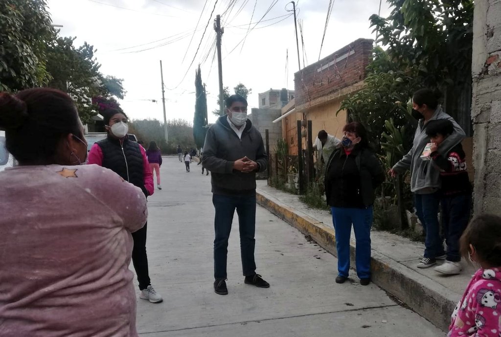 MigueCholula's tweet photo. Hoy por la tarde platicamos con las y los vecinos de #LomasSanJeronimo donde presentamos nuestro COMPROMISO #AtencionCiudadana, ya no más "Venga mañana que no esta el Presidente". Es momento de darle el VALOR que merecen los #Calerenses.
Gracias Liz por su compañía 🟣👍 https://t.co/xvO4Jz9t7W