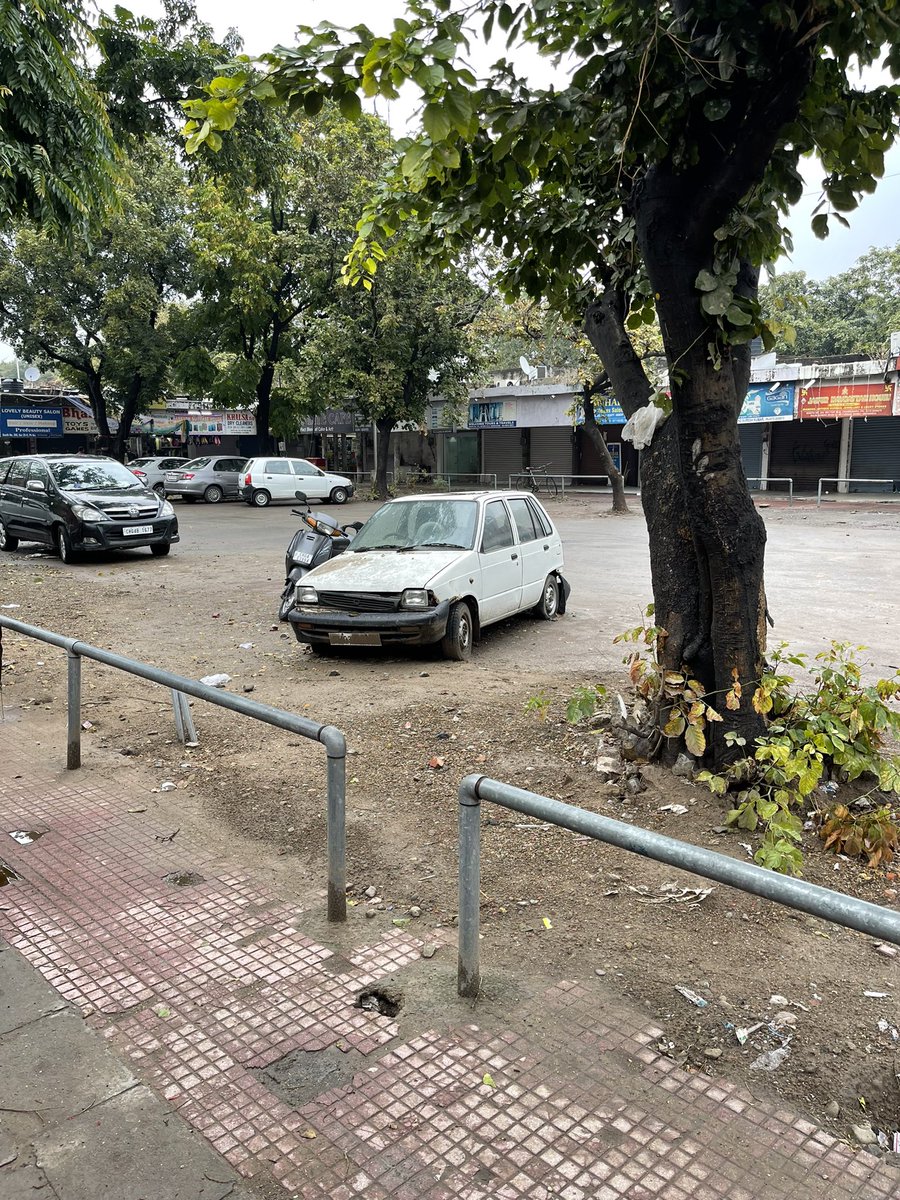 lovedeepsleo's tweet photo. @MCChandigarh Car parked and being used as store by shop keeper of shop number 141, sector 35 d, chandigarh. https://t.co/rgAo65WwwC