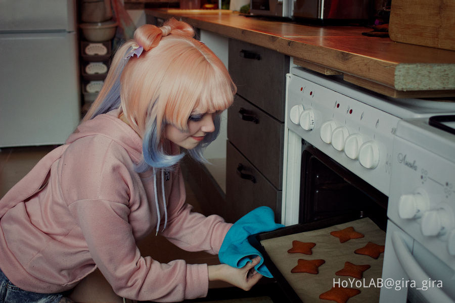 HoYoLAB_Mimo's tweet photo. Master chef: Kokomi VS Raiden🤕 
✏️Would you like to be the referee?
❣️Thanks to gira_gira for this creative cosplay!

View original post at: https://t.co/7FQDhMnGnT

#HoYoLAB #GenshinImpact https://t.co/OPtn0BLNrG