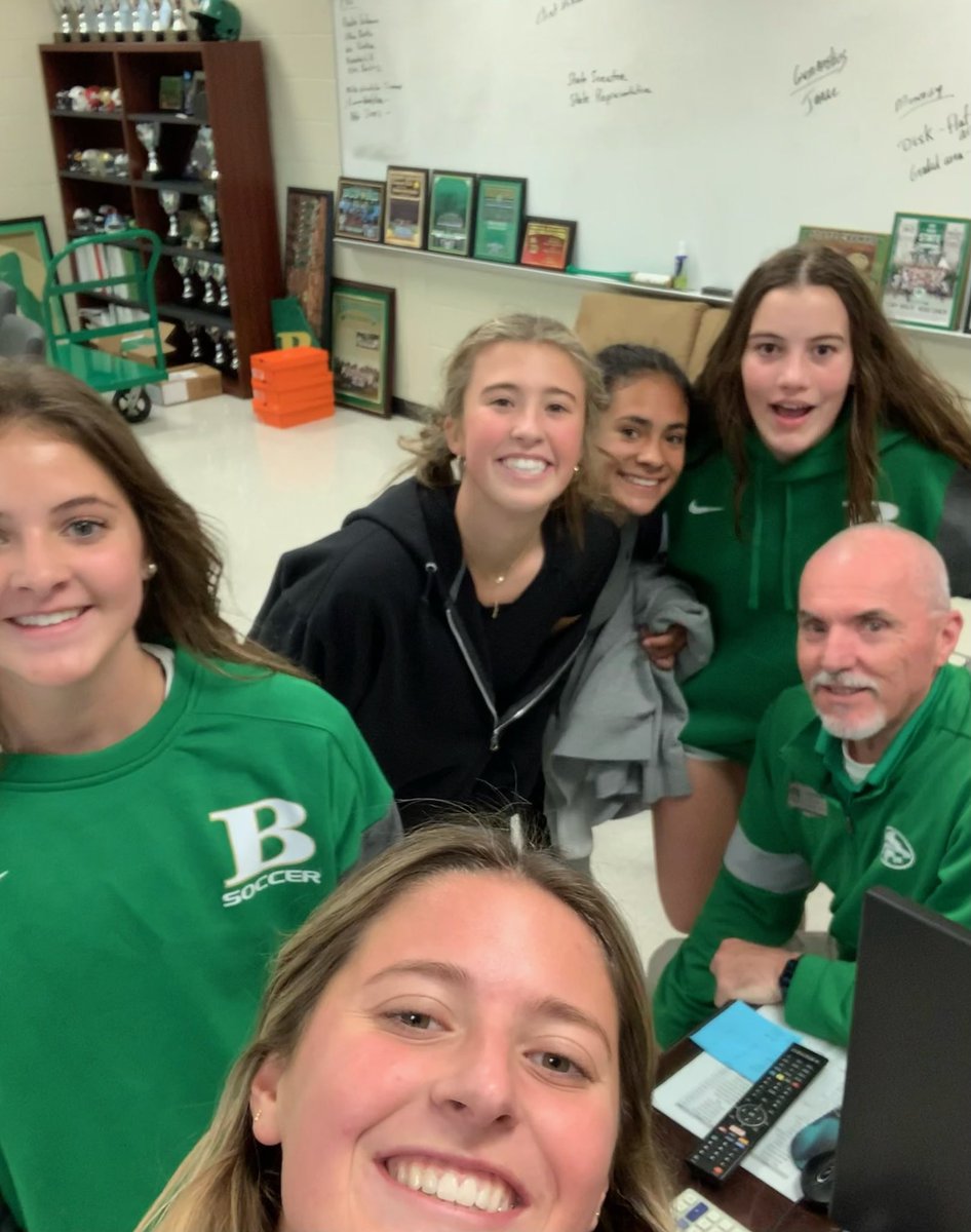 Buford_WSOC's tweet photo. Kickoff the players meeting with a family scavenger hunt! Thanks to everyone who played along when they came running! #oneteamoneprogram #wolvesonthehunt #saycheeeese https://t.co/KgWuLx5azi