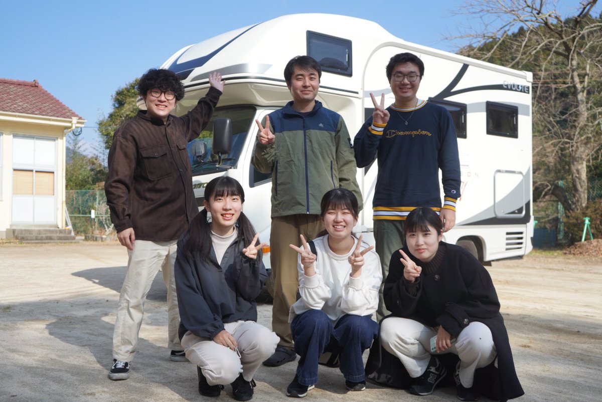 umumakak's tweet photo. 大学生、友達グループ、家族、カップル

いろんなお客さんにキャンピングカーをレンタルして分かったことはキャンピングカーを手段に「出かけよう！」と"きっかけ"を作っていたこと。

皆さん口を揃えて「キャンピングカーを借りて普段できない面白いことしようと思った」と。

キャンピングカー最高！ https://t.co/0QjcCFX6rU