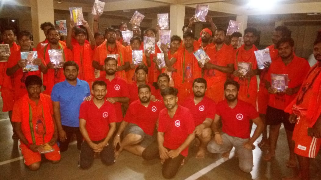 YssMathura's tweet photo. @YssSpeaks #युवाओं_के_प्रेरणास्रोत Sant Shri Asharamji Bapu की पावन प्रेरणा से युवा सेवा संघ के युवाओं द्वारा पूरे भारतभर में निःशुल्क नशामुक्ति अभियान,सत्साहित्य वितरण दरिद्र नारायणों में जीवनुपयोगी सामग्री का समय समय पर वितरण कर समाज उत्थान व राष्ट निर्माण का सेवा कार्य किया जा रहा है। https://t.co/Cum2vfWuWy