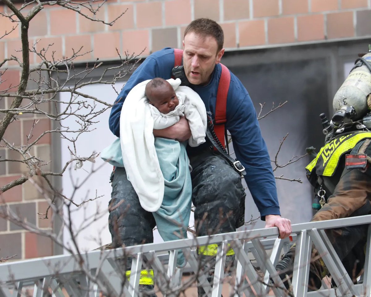 Medical Examiner: ALL 17 VICTIMS OF THE BRONX APARTMENT BUILDING FIRE DIED FROM
SMOKE INHALATION 
cnn.com/2022/01/11/us/… @CommonVoices1 @DrLoriUSFA @FSRI_org @IAFC_SHS @IAFFNewsDesk @NFPA @FDNY #smokealarms #BronxFire #fatalities