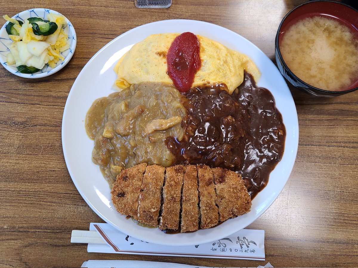 goosakula's tweet photo. 一新亭@浅草橋
「三色ライス＋メンチカツ」
ハヤシライス、オムライス、カレーライス、老舗町洋食の名物合盛りライス。三大スターどれも美味しい。 https://t.co/5CZxFiH5Fk