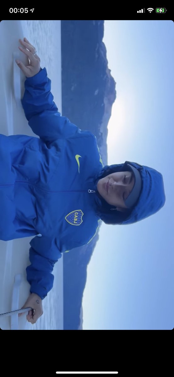 sofif_10's tweet photo. La @chilenabelu con una campera de Bokita oficialmente enamorada https://t.co/ySRhZLMqwn