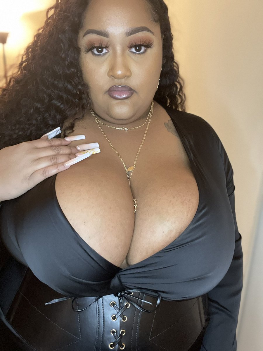 anyaithesaiyan's tweet image. I don’t have a bra on 🌚 they just a tittying