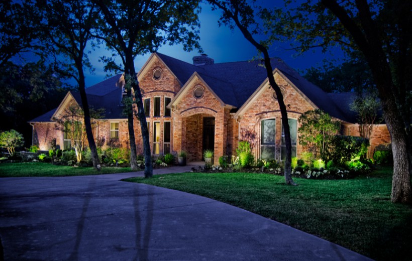PerfectLightUSA's tweet photo. By illuminating your home's exterior, landscape lighting can scare away potential criminals and protect your space from burglary and vandalism.

Read more 👉 https://t.co/khQI2euxdG

#LandscapeLighting #OutdoorLiving #OutdoorLights #ThePerfectLight https://t.co/8pFJtvxD4C