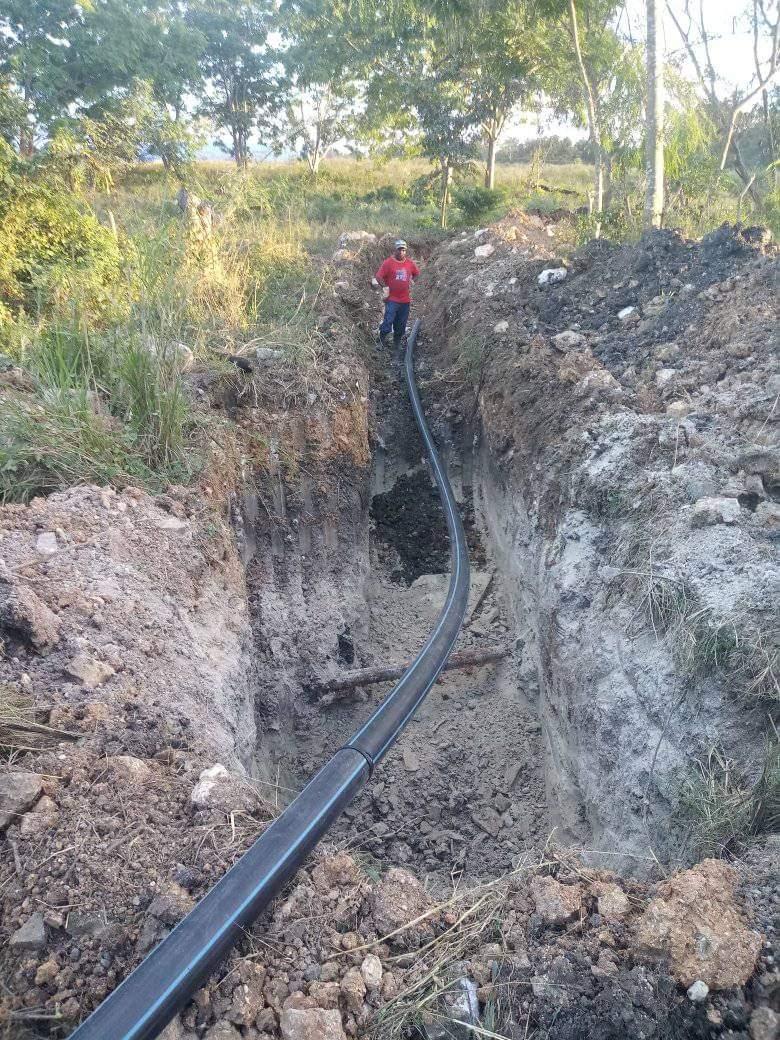 Se trabaja en la sustitución de un tramo deteriorado de la conductora de Guabairo para estabilizar el servicio de agua en la zona con los trabajadores de la UEB de mtto provincial de la EAA Cienfuegos.