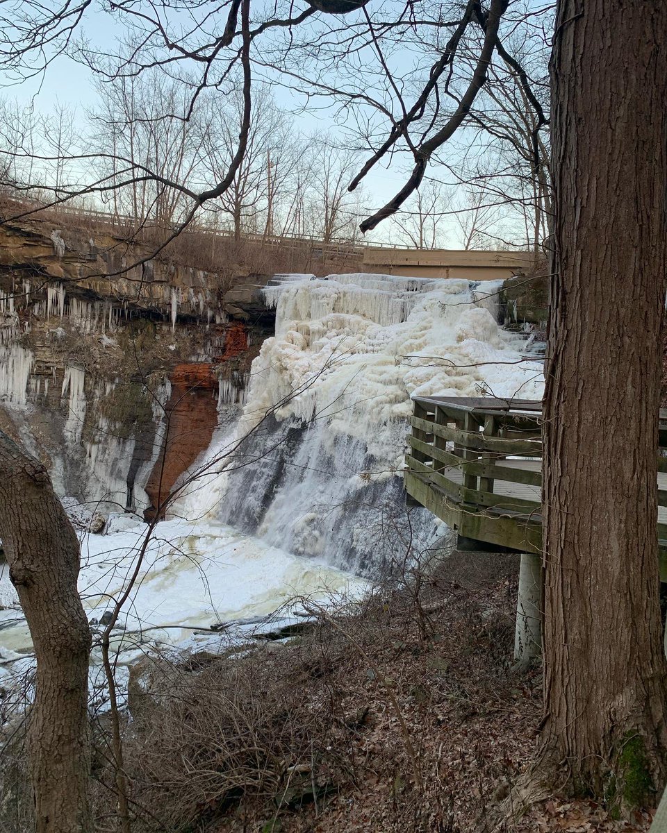 Matthew25870684's tweet photo. Today we went for a walk to Brandywine Falls at Cuyahoga National Park . The Brandywine  Falls is beautiful with snow and ice covering over the falls but there was some water pulling out down the river.📷🏞🚦🚘🧢🕶☀️ https://t.co/0qhm5gFMZm