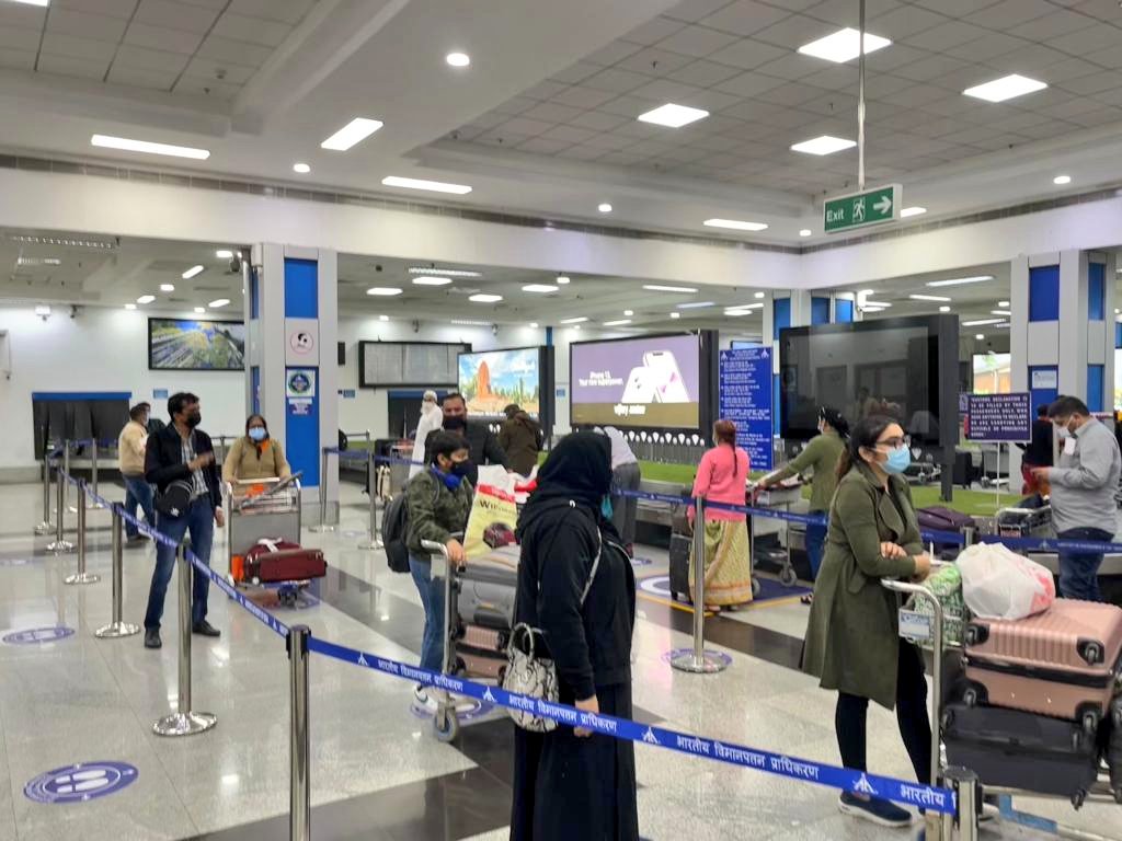 aaistvairport's tweet photo. #TeamSuratAirport is committed to provide best services all the time.
All passengers and stakeholders are requested to follow all the covid safety norms and stay safe.
#SafeTravels
#SocialDistancing
#MaintainingCleanliness https://t.co/bn5pHJ0mwF
