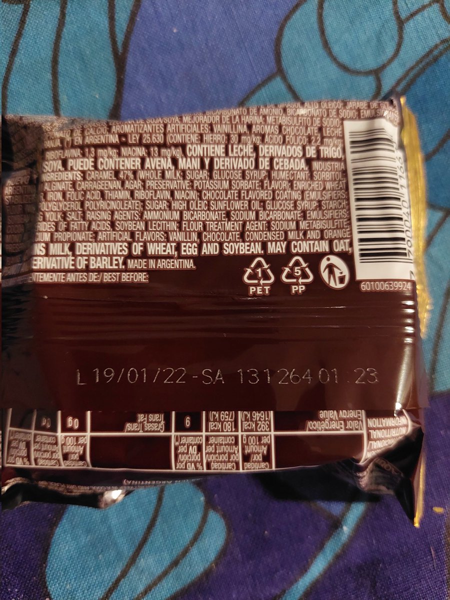 Emmanuelcja's tweet photo. @arcor @veasuper compre una caja de alfajores tofi (6 unidades), ahora el porque tienen hongos si no están vencidos es mi duda... https://t.co/W5rn42VxTa