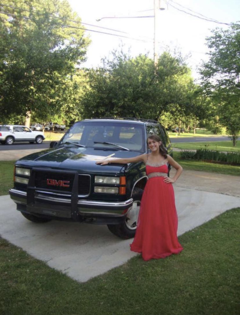 ruesclues1's tweet photo. @jimmyfallon My first car was passed down from my older brother. It was a ‘93 green Yukon with a brush guard in the front, all-terrain tires and a steering wheel built for a school bus. I love it so much #myworstcar https://t.co/TRPRMTQPqt
