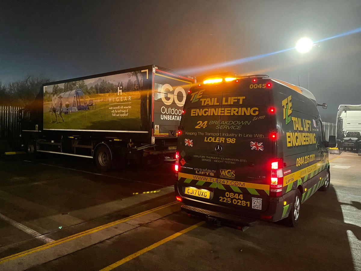 TLE247's tweet image. A crisp, frosty winter night breakdown. When you’re desperate to get your deliveries moving, the last thing you need is a problem with your de-mount body, roller shutter door or tail lift. Don’t be stuck waiting hours for help, call 08442250281 for rapid 24 hour assistance. #24hr
