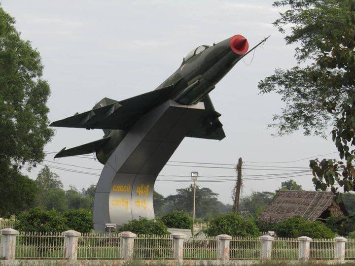 SAC’s 4 fighter jets took off from Taungoo air force base&amp; 3 fighter jets took off again using helicopters &amp; aircrafts to launch offensive airstrikes, bombing, scouting battle areas &amp; handing out propaganda leaflets. #2022Jan12Coup #WhatsHappeningInMyanmar