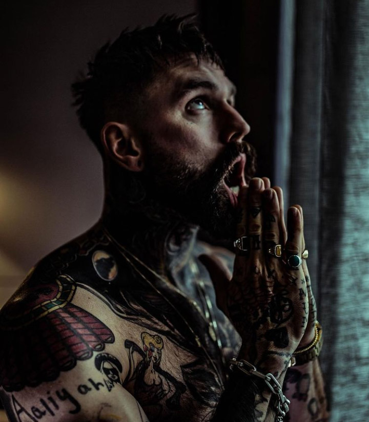 DaxOBex's tweet image. When you have to remind people that you're the hot friend (pt1)