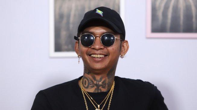 Ardhito Pramono tampang baik2 pakai Narkoba, Young Lex tatoan tidak pakai Narkoba.
Jangan lihat orang dari penampilannya.