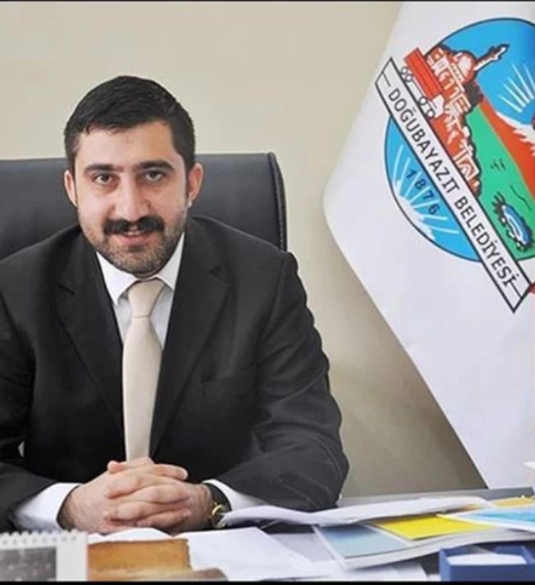 UrfaOhd's tweet photo. Meslektaşımız, Doğubayazıt Belediye Eşbaşkanı Av. Murat Rohat Özbay, hakkındaki cezanın Yargıtay tarafından onanması sonrası tutuklanmıştır. Özgür günlerde buluşacağımız inancı ile.. ✌️ ✌️ https://t.co/k1GqV52LUH