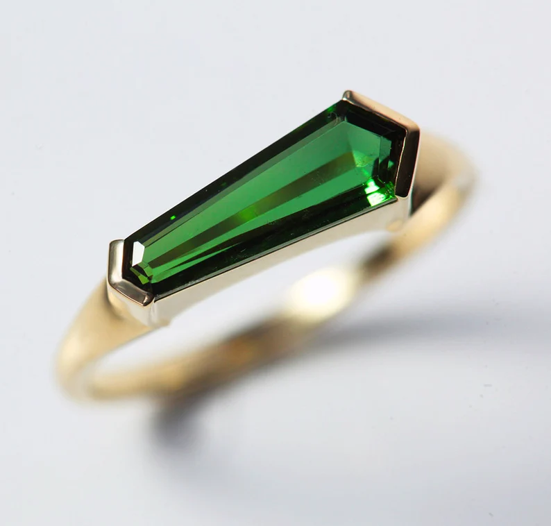 moddlinc's tweet photo. Geometric Emerald Green Tourmaline | Shop Now https://t.co/FYlrCS2oCV 

#PortfolioDay #jewelry #luxury https://t.co/Iprvs6dV1o