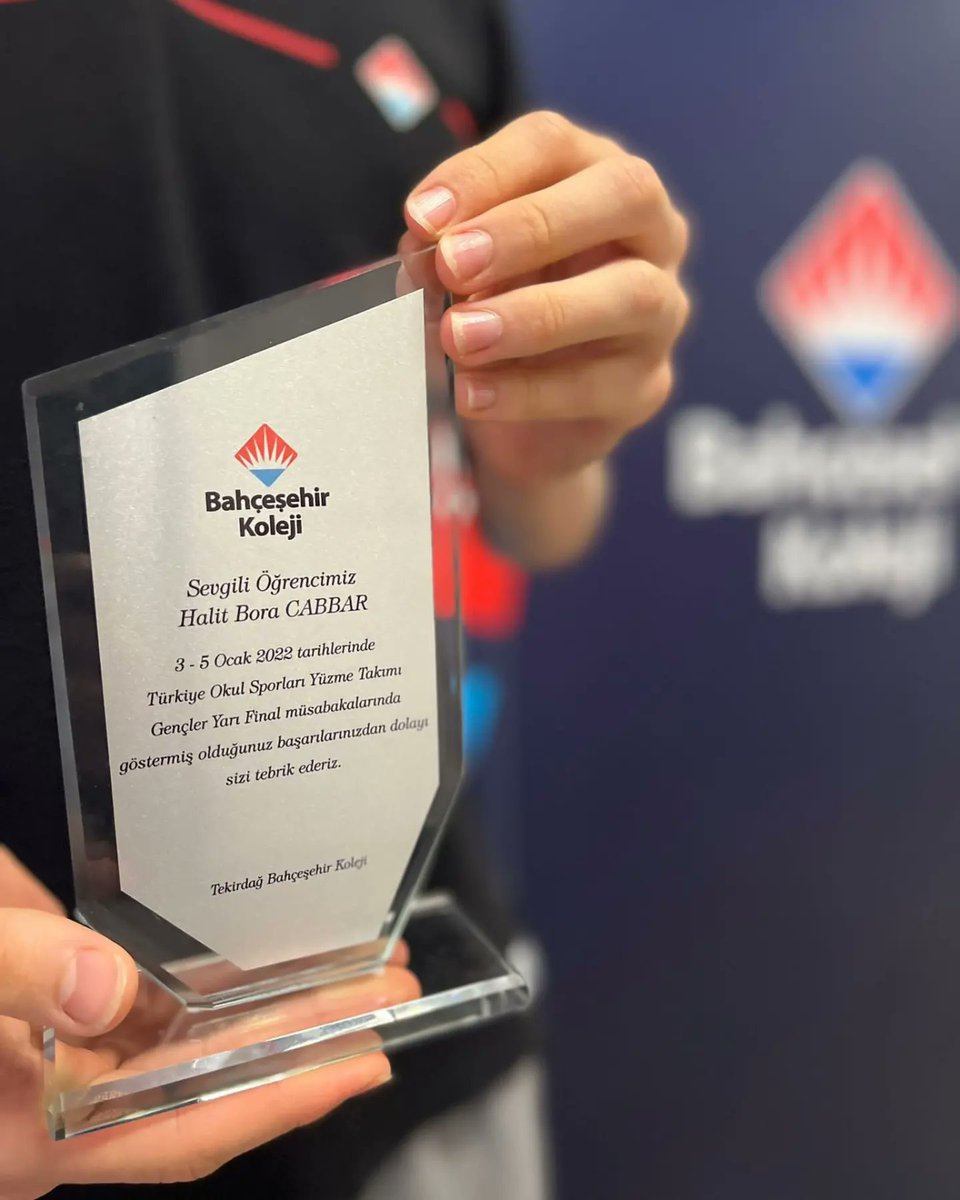 "Okul Sporları Gençler Yarı Final" müsabakalarında
yarışan ve derece ile dönen öğrencimiz Halit Bora CABBAR, Kampüs Müdürümüz ve Lise Müdürümüzden başarı plaketini teslim aldı.