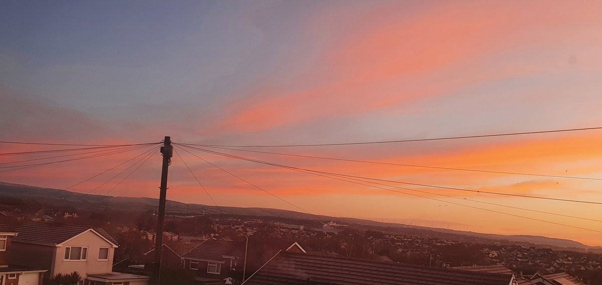 JulieG62933808's tweet image. Good Morning and Wow cracking morning better than yesterday's fog. Makes me happier ☺thinking of spring !  #thinkingofspring 
#wales #bridgend #sunrise @Ruth_ITV @DerekTheWeather @bbcweather @itvweather @metoffice #rt