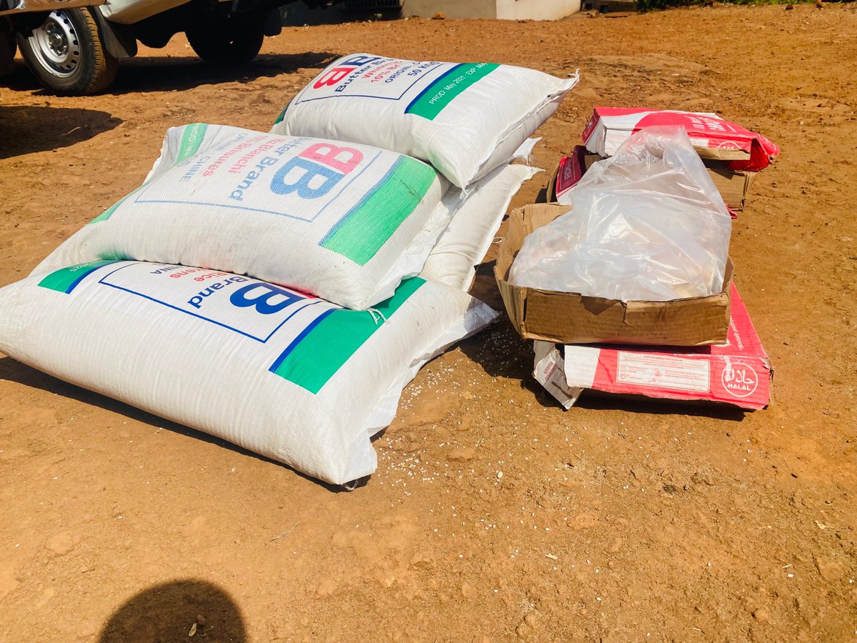 Ftown_Terminal's tweet photo. Fifteen bags of rice and fifteen cartoons of chicken shared among King George’s old people’s home, Milton Margai School for the blind and School for the deaf and dumb. https://t.co/AkJ7pKNVDp