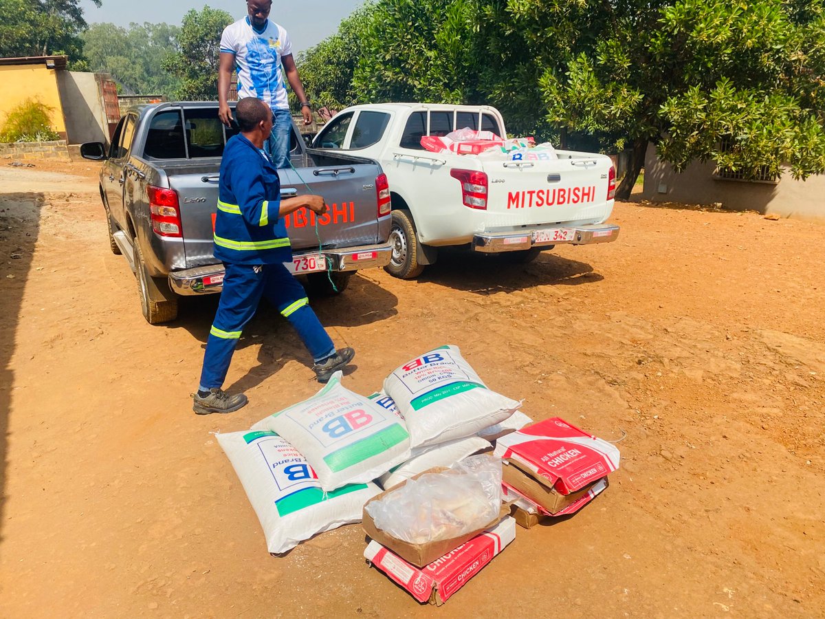 Ftown_Terminal's tweet photo. Fifteen bags of rice and fifteen cartoons of chicken shared among King George’s old people’s home, Milton Margai School for the blind and School for the deaf and dumb. https://t.co/AkJ7pKNVDp