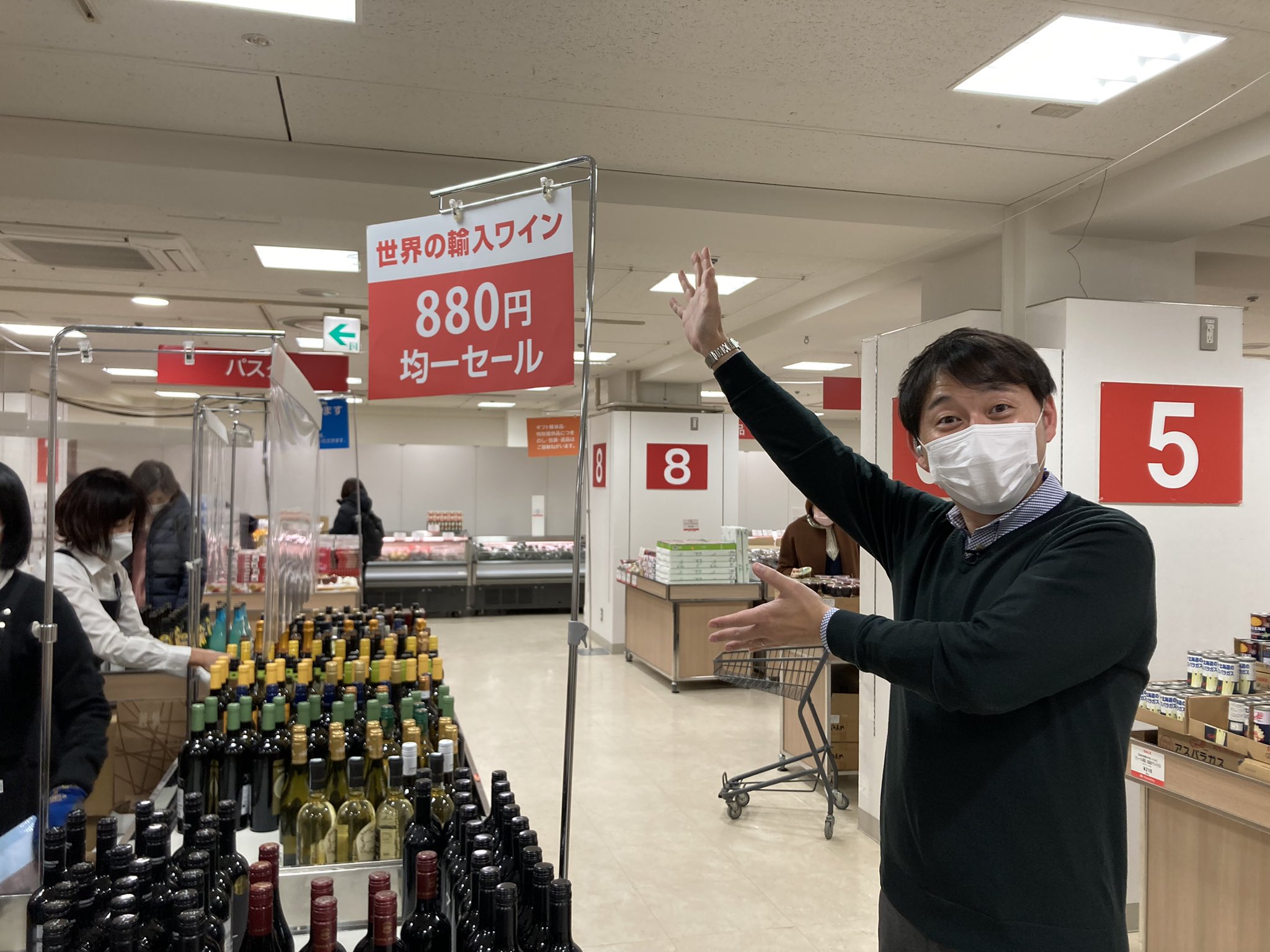 どさんこワイド１７９ 朝 今日の中継は 丸井今井のお買得セールでした 岡崎アナが1番食いついたのは ワイン0円均一セール 中には100本買っていく人も 岡崎和久 丸井今井札幌本店 ギフト解体セール お買得セール 明日からスタート T Co