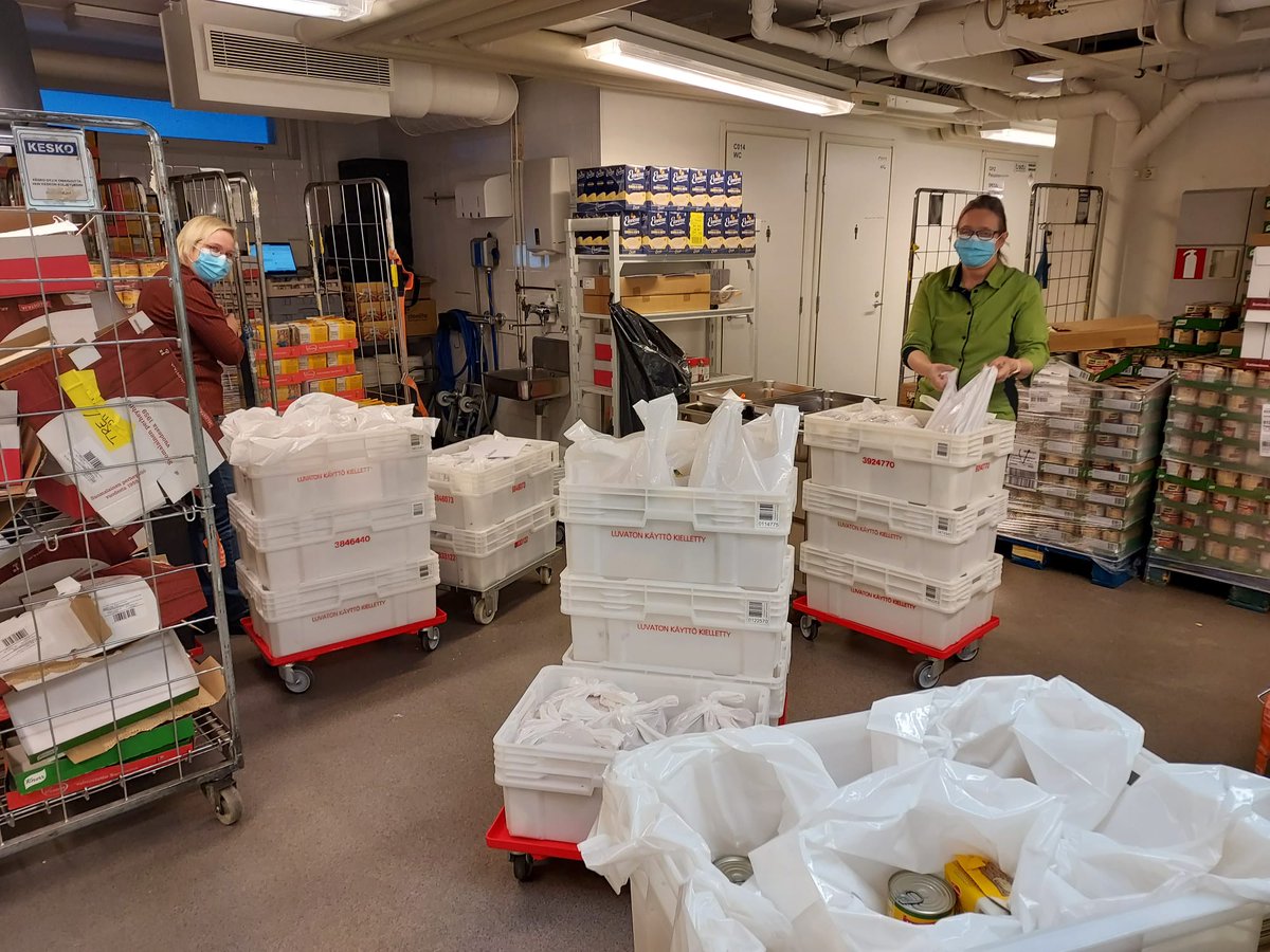PirkanmaaVoimia's tweet photo. Pakkaushommissa ja valmiina #ruokakassijakelu'un, mikäli #etäkoulu'un joudutaan koulu- tai aluekohtaisesti siirtymään, terveisin Voimian kassialmat = palveluohjaajat 😉 #Tampere #etäopetus #kouluruoka #ruokakassi #ateriakassi #korona https://t.co/11NitTkGRV