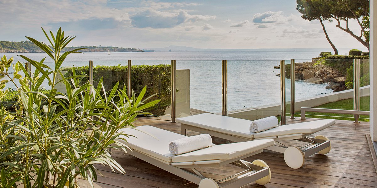 Our #SpaByClarins is the perfect haven for the well-being of the body and soul. Who would you share this moment of pleasure with?
ow.ly/WiWQ50HmwPL

#ALifeWellLived