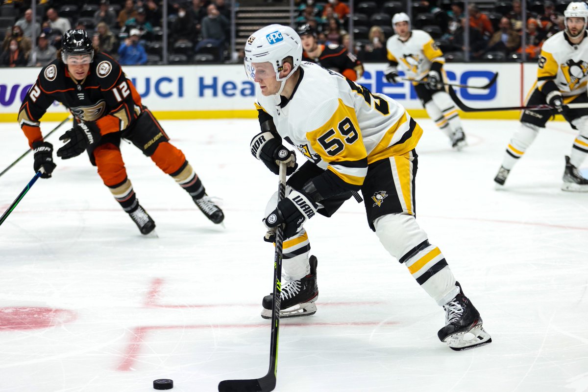 penguins's tweet photo. With his assist on Evgeni Malkin's power-play goal, @jakeguentz now has points in his last 18 games (the official point streak was snapped at 13 games since he missed games due to injury), accumulating 27 points (15G-12A) during that span. https://t.co/SUhuFU82bF