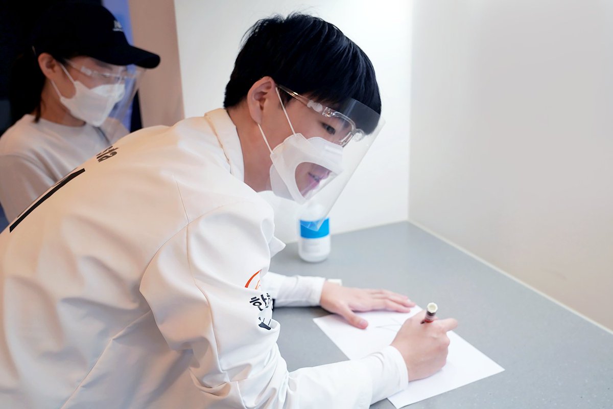 HLEofficial's tweet photo. We'll reveal the photos of #CampOne Tour that we had fun with the fans! We would like to express my gratitude to #Shy, a special tour guide who helped host the event, and @TeamRazer, a sponsor who presented the best gaming gear for the fans. https://t.co/HRffS09NNI