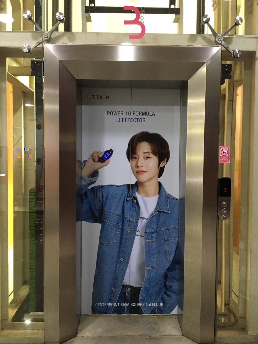 ItsSkinTH's tweet photo. "พัคจีฮุน" อยู่เต็มห้างไปเลยจร้า😍 
It'S SKIN Shop Centerpoint Siam Square 

#ITSSKIN #ITSSKINTHAILAND 
#Power10Advanced #เซรั่มเกาหลี
#ITSSKINxParkJihoon
#박지훈 #PARKJIHOON #พัคจีฮุน #MAY https://t.co/jKQbEVF60O