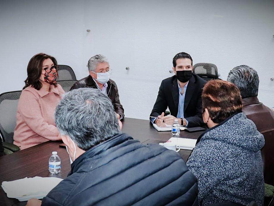 ReneeRodriguezY's tweet photo. Estamos trabajando para que no falte el agua en las colonias y localidades de #Tlalnepantla.

Por instrucciones del Presidente @TonyRodriguezMX, en el @OPDM_Tlalne nos reunimos para dar solución a este problema. Arrancamos en Tequex parte alta y Col. Benito Juarez. https://t.co/fCV0KnJMt7