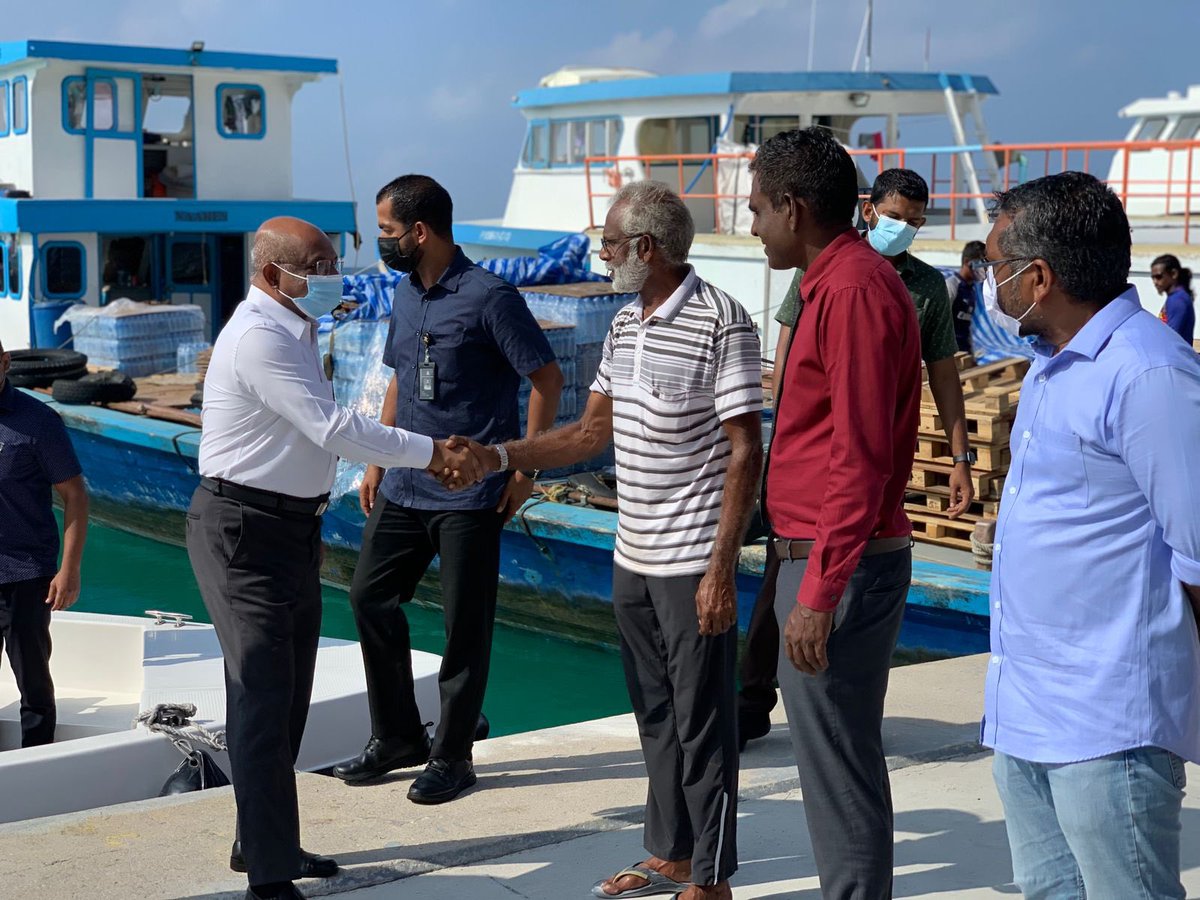 MDPSecretariat's tweet photo. އެމްޑީޕީގެ ވަޒީރުންގެ ބައެއް ބޭފުޅުންނާއި ގައުމީ މަޖިލިސް މެންބަރުންގެ ޓީމެއް ރައްޔިތުން މަޖިލިސް ކޮމަންޑޫ ދާއިރާގެ ބައި-އިލެކްޝަން އެމްޑީޕީ ކެންޑިޑޭޓް @Rashid141221 ގެ ކެންޕެއިންއަށް ކޮމަންޑޫއަށް ވަޑައިގަތުން. 

#VoteRashid
#Agenda19 https://t.co/fQRGXMVxNV