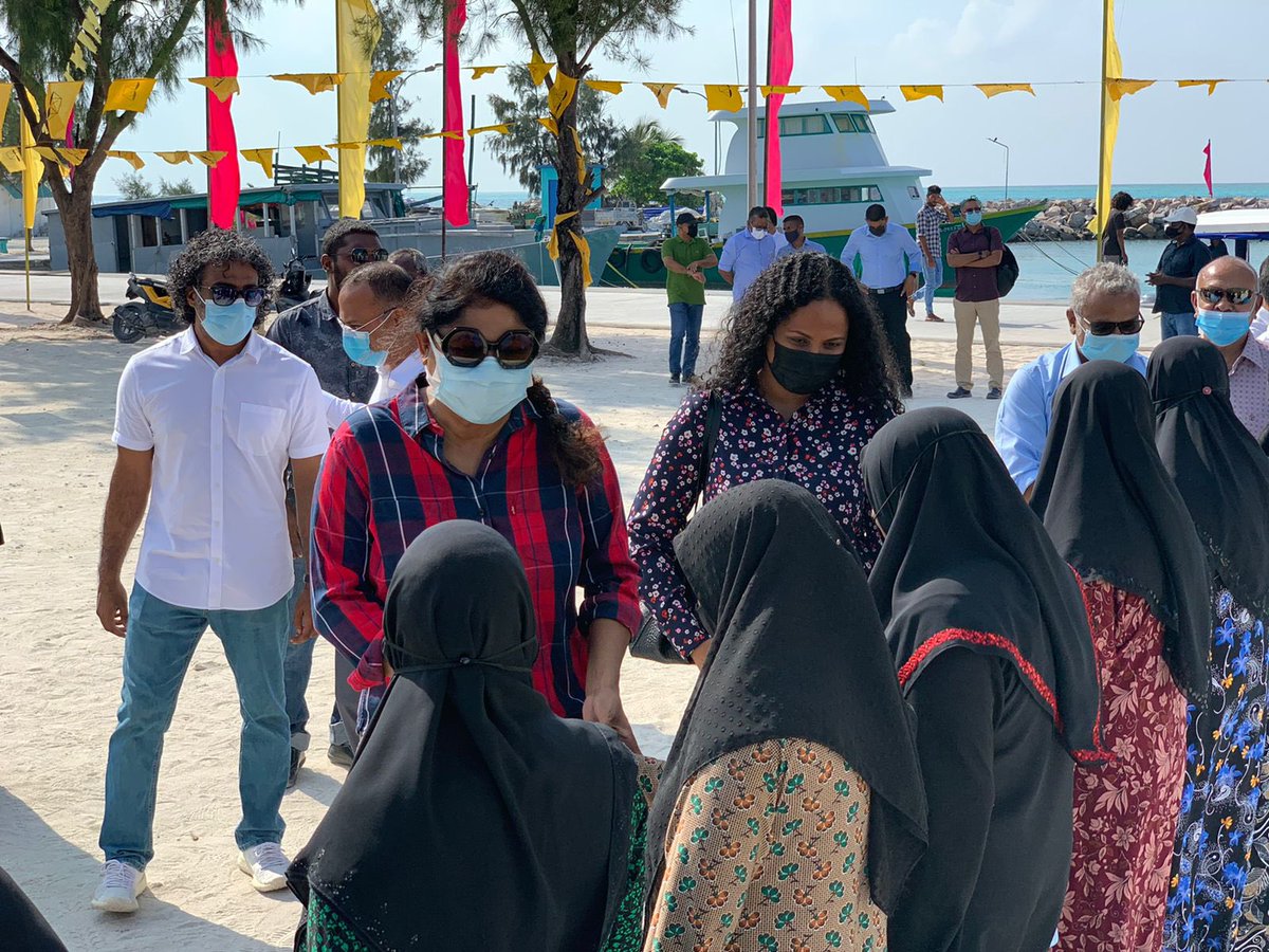 MDPSecretariat's tweet photo. އެމްޑީޕީގެ ވަޒީރުންގެ ބައެއް ބޭފުޅުންނާއި ގައުމީ މަޖިލިސް މެންބަރުންގެ ޓީމެއް ރައްޔިތުން މަޖިލިސް ކޮމަންޑޫ ދާއިރާގެ ބައި-އިލެކްޝަން އެމްޑީޕީ ކެންޑިޑޭޓް @Rashid141221 ގެ ކެންޕެއިންއަށް ކޮމަންޑޫއަށް ވަޑައިގަތުން. 

#VoteRashid
#Agenda19 https://t.co/fQRGXMVxNV