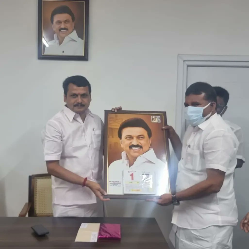 MaruthavelDmk's tweet photo. மாண்புமிகு அமைச்சர் செந்தில் பாலாஜி, அவர்களை சந்தித்து புத்தாண்டு, பொங்கல் வாழ்த்துக்கள் தெரிவித்து 2022ஆண நாள்காட்டியை   வழங்கிய மகிழ்ச்சியான தருணம் https://t.co/xyZroVXtsB